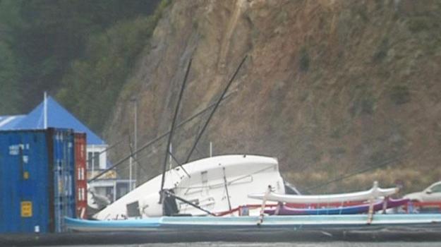 lyttleton_wild_weather_boat_fallen_Master